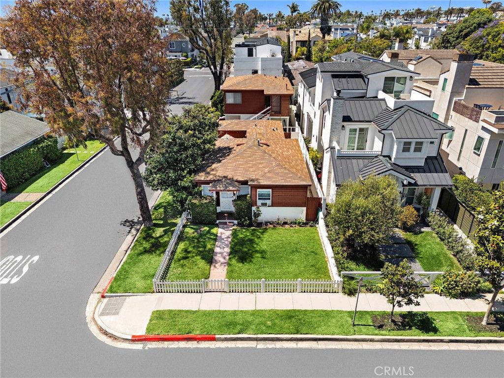 Photo of 501 Poinsettia Avenue, Corona Del Mar, CA 92625 (MLS # NP26094654)