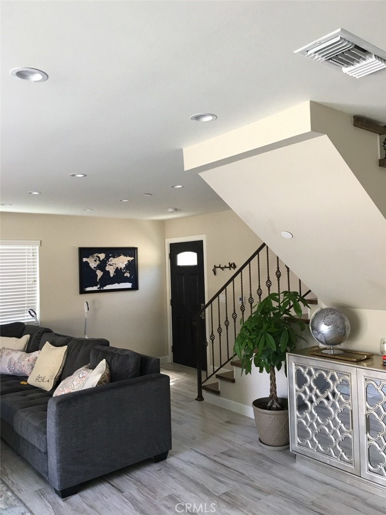New 2 bed 2.5 bath charming townhouse located in the great area of Granada Hills close to 118, 405 and 5 freeways.
1,200 sq ft living space with in unit laundry hook ups, custom cabinets, 2 master suits, private back yard and parking. The property is gated with an electric operated gate.