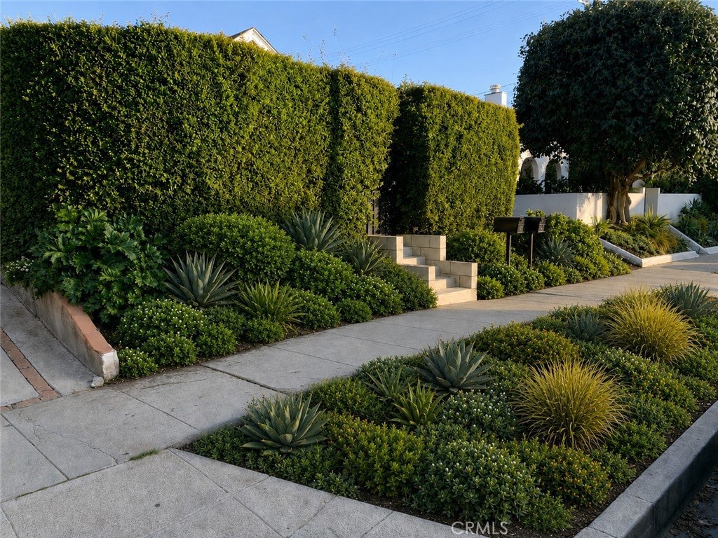 716 N Sierra Bonita Avenue