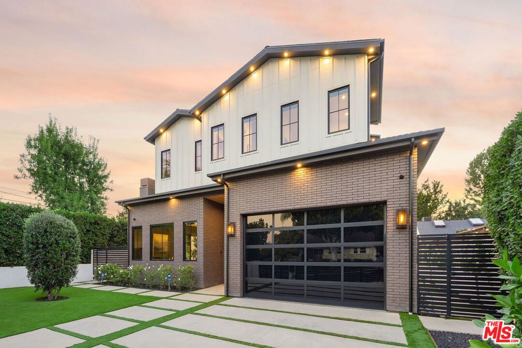 Photo of 5003 Mammoth Avenue, Sherman Oaks, CA 91423 (MLS # 25626205)