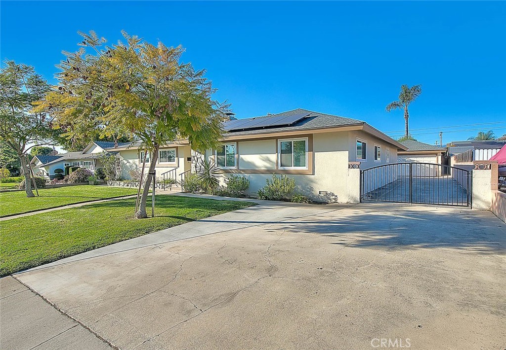 739 E Navilla