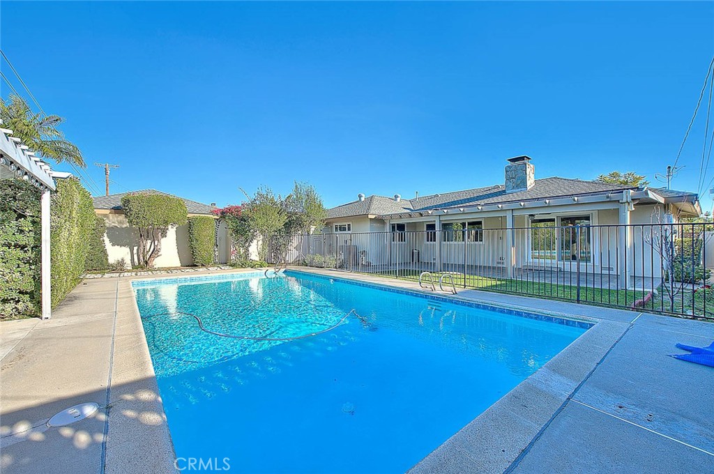 739 E Navilla