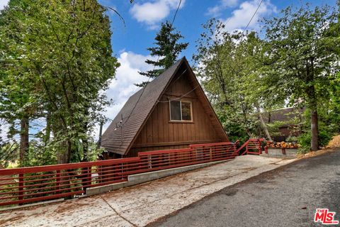 Photo of 26631 Valley View Drive, Rimforest, CA 92378 (MLS # 25589391)