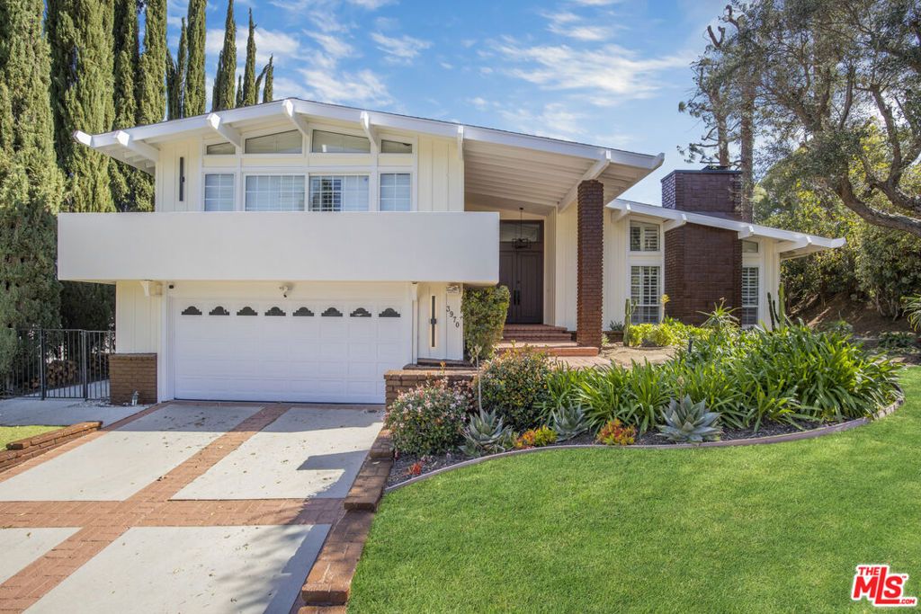 Photo of 3970 Ellenita Avenue, Tarzana, CA 91356 (MLS # 26661237)