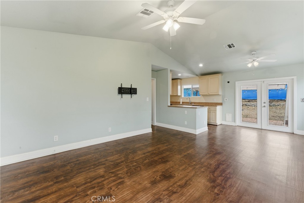 302 S Treanor
