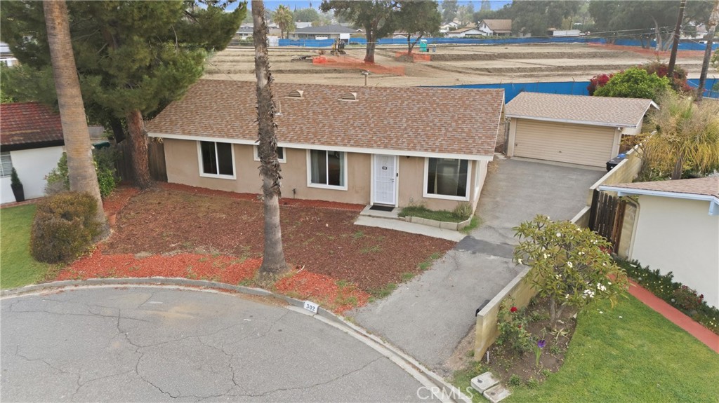 302 S Treanor