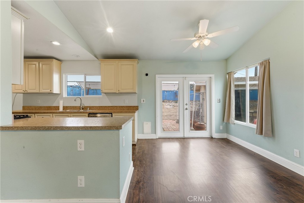 302 S Treanor