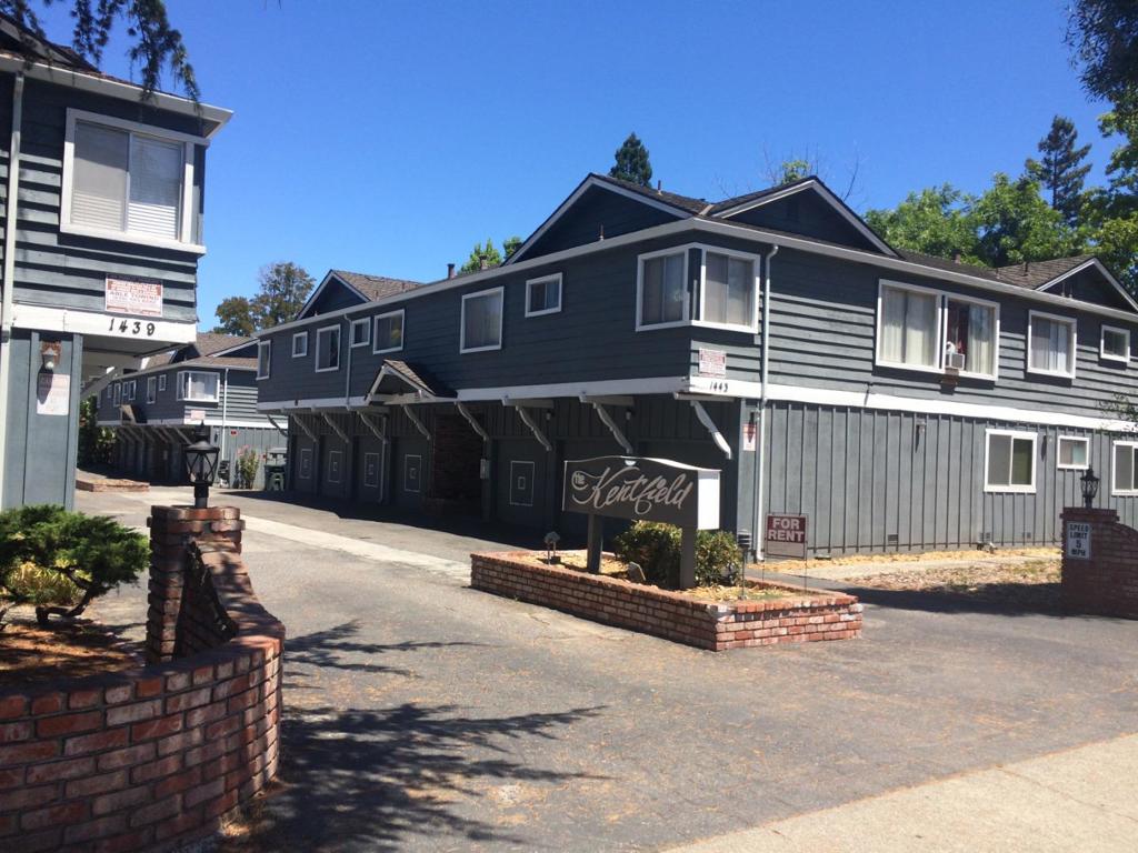 Nice 1 bedroom, 1 bathroom apartment. Excellent location near Red Morton Park and downtown Redwood City. Easy access to Woodside Road and highways 101 and 280. Also includes a 1 car detached garage. Complex includes a pool and laundry room. Available Now.