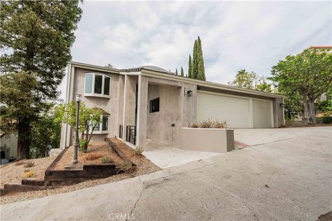 Photo of 3622 Roberts View Pl, Studio City, CA 91604 (MLS # SR25243820)