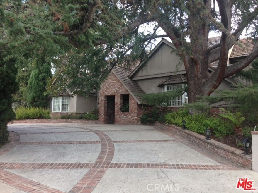 Wonderful Country English home in Beverly Hills flats featuring spacious and over-sized rooms.  Living/family room boasts  high ceilings and a wet bar.  Separate large den/library opens to the backyard with pool.   Four generous family bedrooms all en-suite + expansive master with great closet and bath.  Perfectly located home within walking distance to the best shopping and restaurants.  This home is a must see!