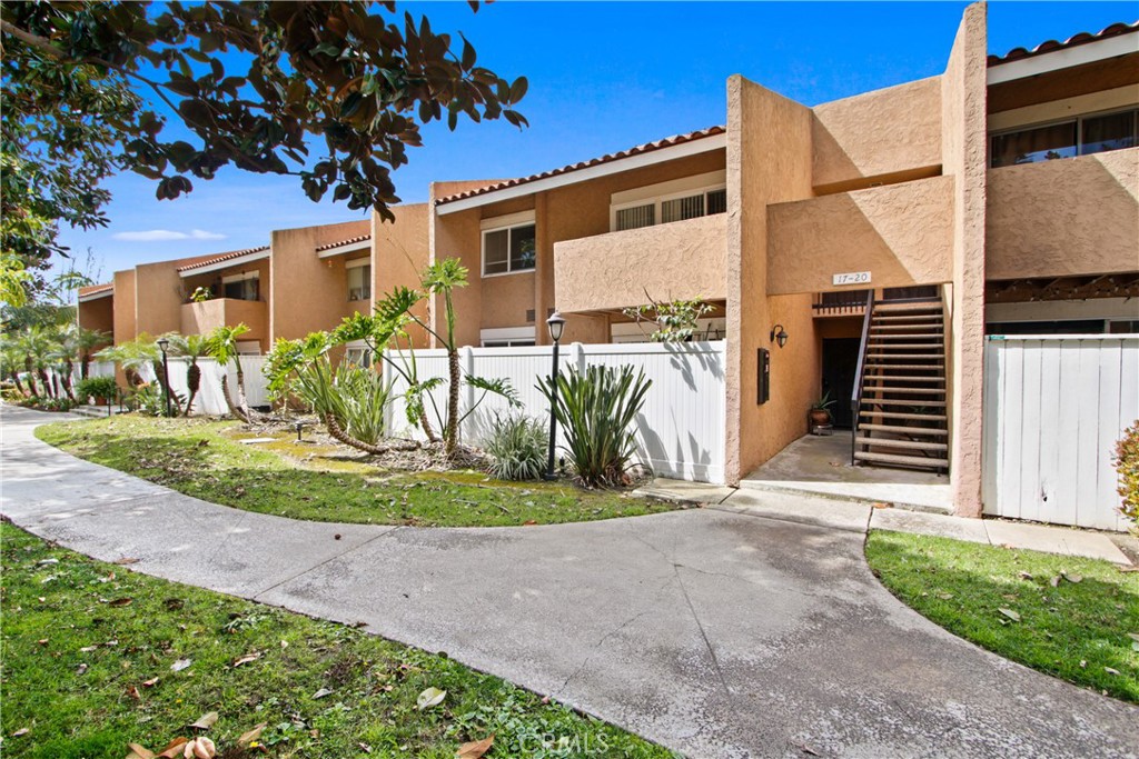 Model-Perfect 2-Bedroom Condo in South Coast Metro – Prime Location & Gated Community! Welcome to this beautifully remodeled top-floor condo in the desirable South Coast Villas—just one block from South Coast Plaza! This 2-bed, 1-bath home features newer hardwood-style flooring, Carrera quartz counters, Samsung stainless appliances, white shaker cabinets, recessed lighting, and a spa-inspired walk-in shower. Enjoy year-round comfort with a new $10K Payne HVAC system, double-pane windows, and a private balcony with greenbelt and pool views. Located in a 24-hour guard-gated community, enjoy resort-style amenities: 2 pools, spas, gym, BBQs, playgrounds, and more. HOA includes gas, water, and trash. Minutes from major freeways, world-class shopping, dining, and beaches—this is SoCal living at its best!