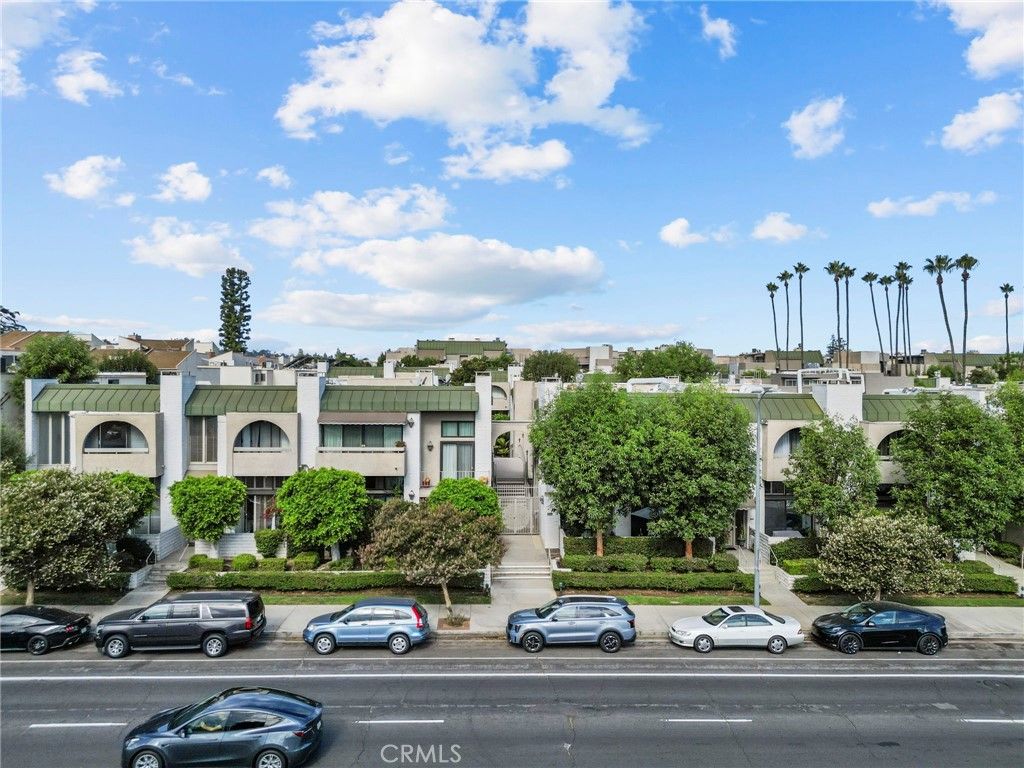 Photo of 5305 White Oak Avenue #K, Encino, CA 91316 (MLS # SR26011745)