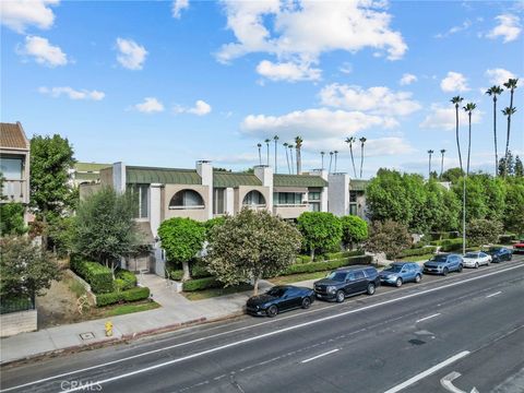 Photo of 5305 White Oak Avenue #K, Encino, CA 91316 (MLS # SR26011745)