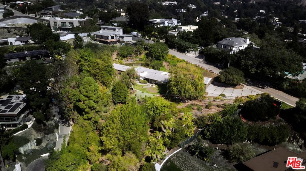 Photo of 765 N Tigertail Road, Los Angeles, CA 90049 (MLS # 25609237)