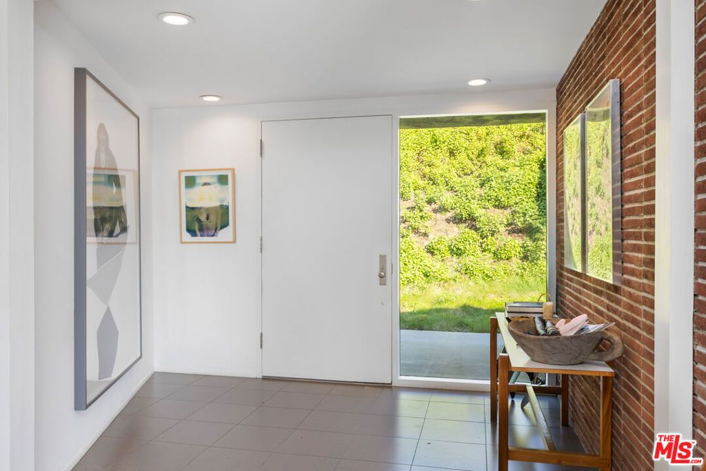 Photo of 765 N Tigertail Road, Los Angeles, CA 90049 (MLS # 25609237)