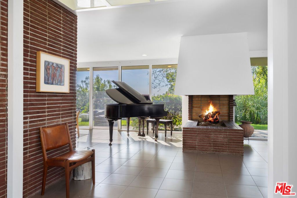 Photo of 765 N Tigertail Road, Los Angeles, CA 90049 (MLS # 25609237)