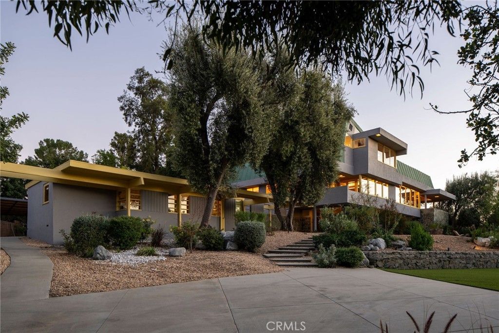 Photo of 19950 Collier Street, Woodland Hills, CA 91364 (MLS # SR26075151)