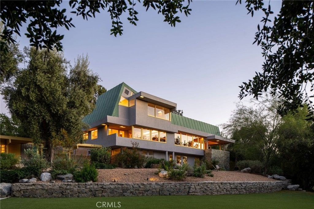 Photo of 19950 Collier Street, Woodland Hills, CA 91364 (MLS # SR26075151)