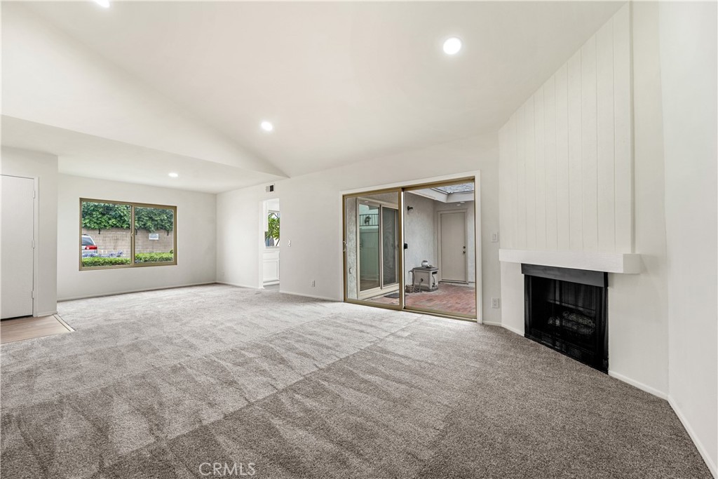 1074 E La Habra