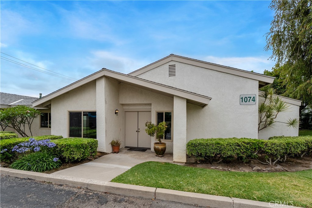 1074 E La Habra