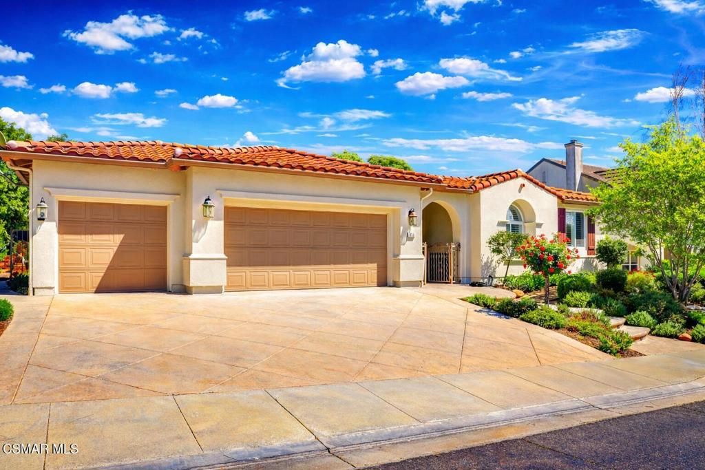 Photo of 958 Westbluff Place, Simi Valley, CA 93065 (MLS # 226001638)