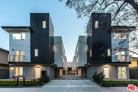 Photo of 945 N Oxford Avenue #10, Los Angeles, CA 90029 (MLS # 26981031)