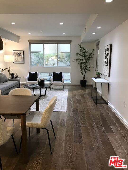 441 S Barrington Avenue 105