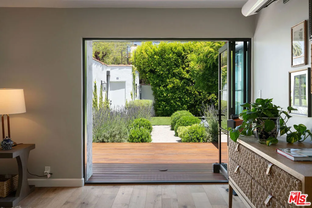 Santa Monica, California 90402, United States, 3 Bedrooms Bedrooms, ,3 BathroomsBathrooms,Residential,Active,228222