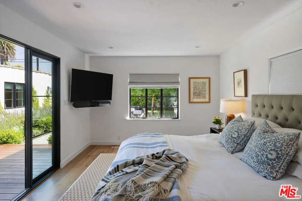 Santa Monica, California 90402, United States, 3 Bedrooms Bedrooms, ,3 BathroomsBathrooms,Residential,Active,228222