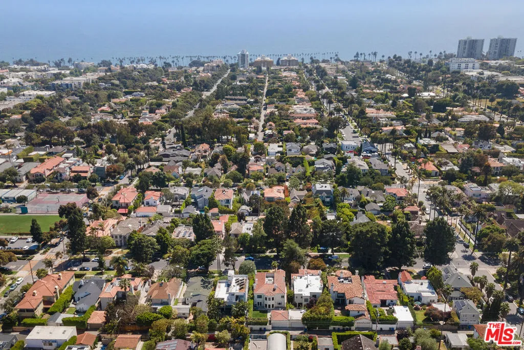 Santa Monica, California 90402, United States, 3 Bedrooms Bedrooms, ,3 BathroomsBathrooms,Residential,Active,228222