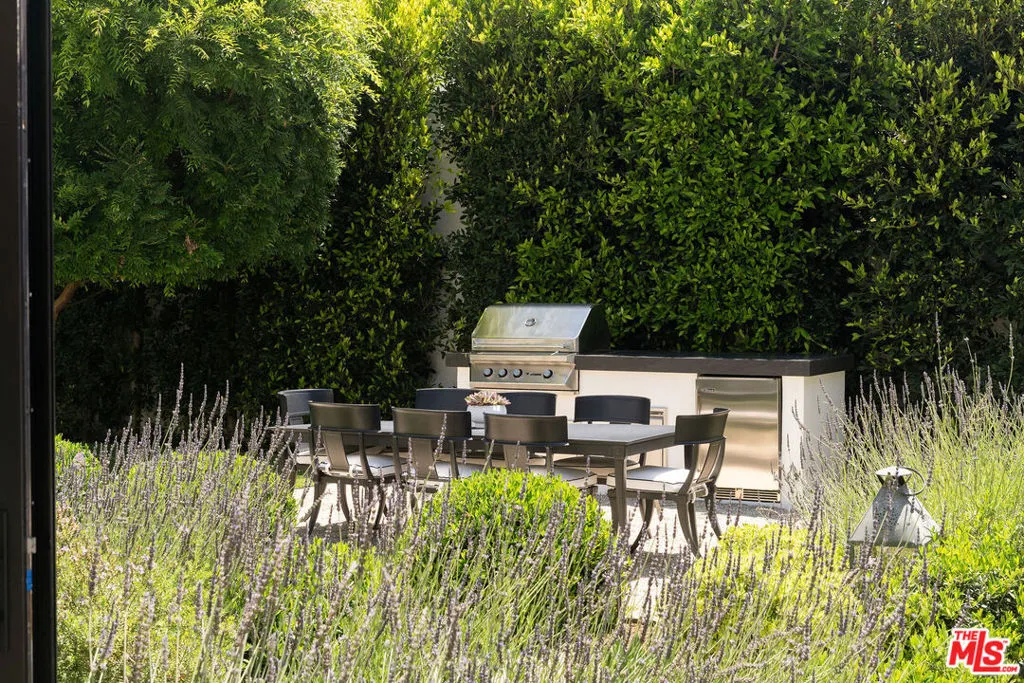 Santa Monica, California 90402, United States, 3 Bedrooms Bedrooms, ,3 BathroomsBathrooms,Residential,Active,228222