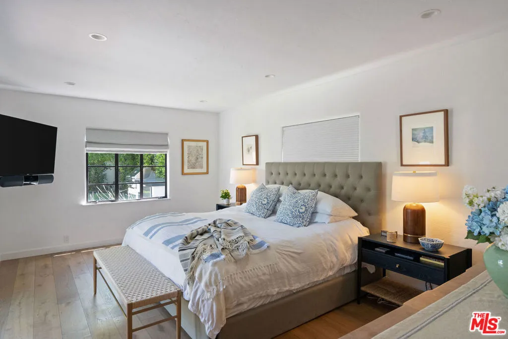 Santa Monica, California 90402, United States, 3 Bedrooms Bedrooms, ,3 BathroomsBathrooms,Residential,Active,228222