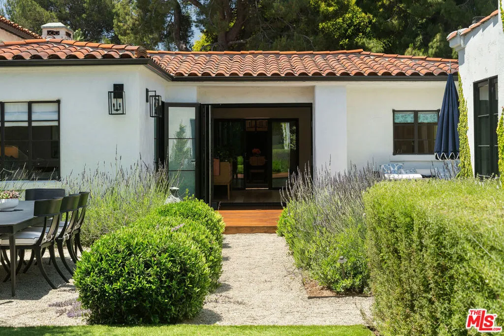 Santa Monica, California 90402, United States, 3 Bedrooms Bedrooms, ,3 BathroomsBathrooms,Residential,Active,228222