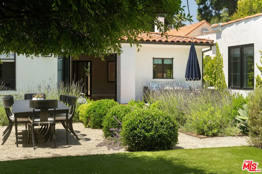 Santa Monica, California 90402, United States, 3 Bedrooms Bedrooms, ,3 BathroomsBathrooms,Residential,Active,228222