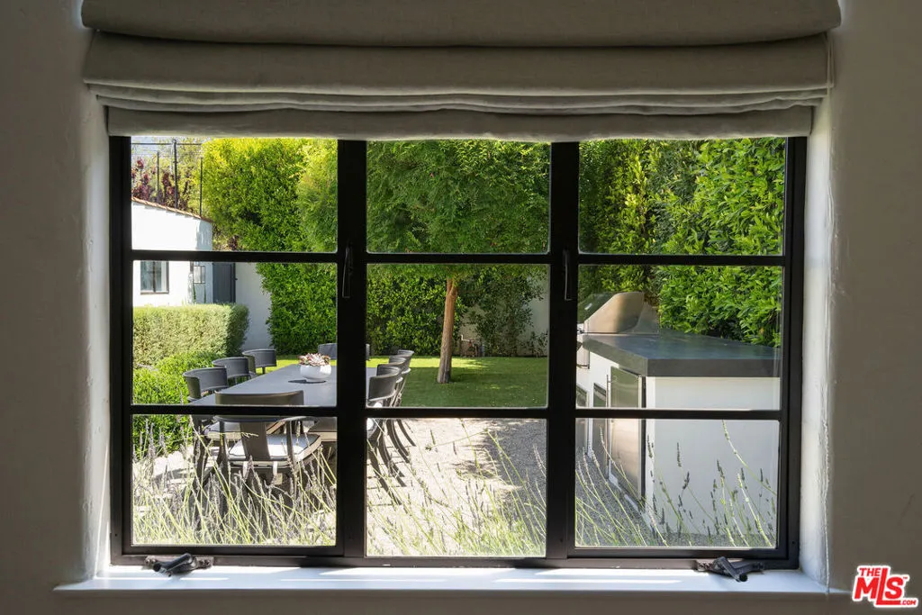 Santa Monica, California 90402, United States, 3 Bedrooms Bedrooms, ,3 BathroomsBathrooms,Residential,Active,228222