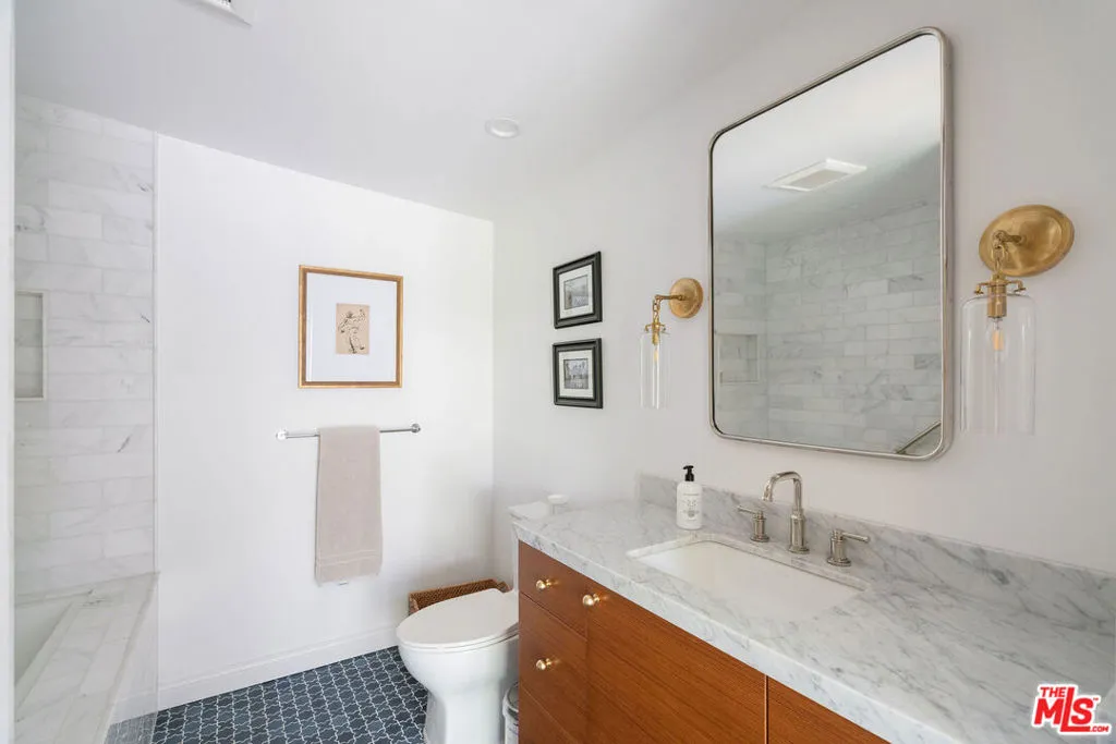 Santa Monica, California 90402, United States, 3 Bedrooms Bedrooms, ,3 BathroomsBathrooms,Residential,Active,228222