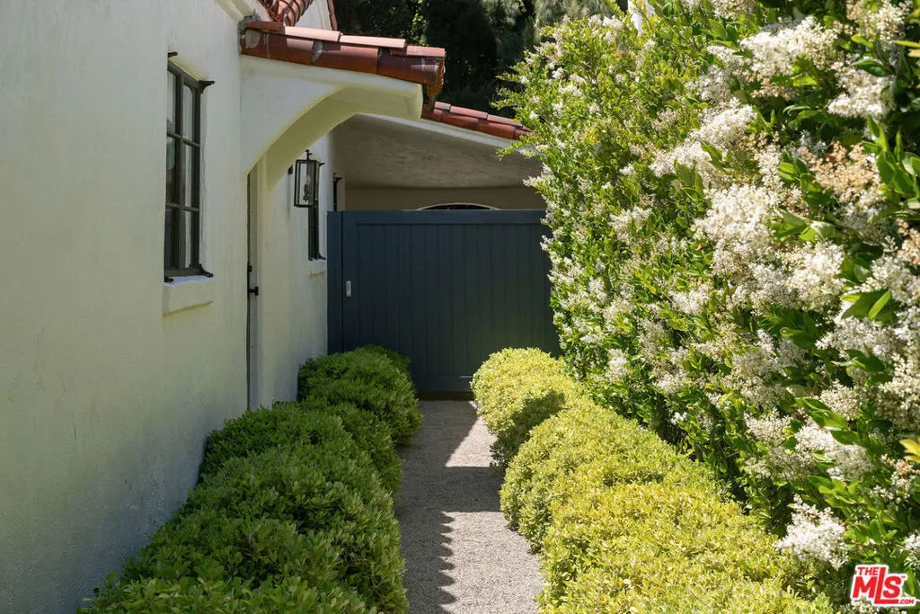 Santa Monica, California 90402, United States, 3 Bedrooms Bedrooms, ,3 BathroomsBathrooms,Residential,Active,228222