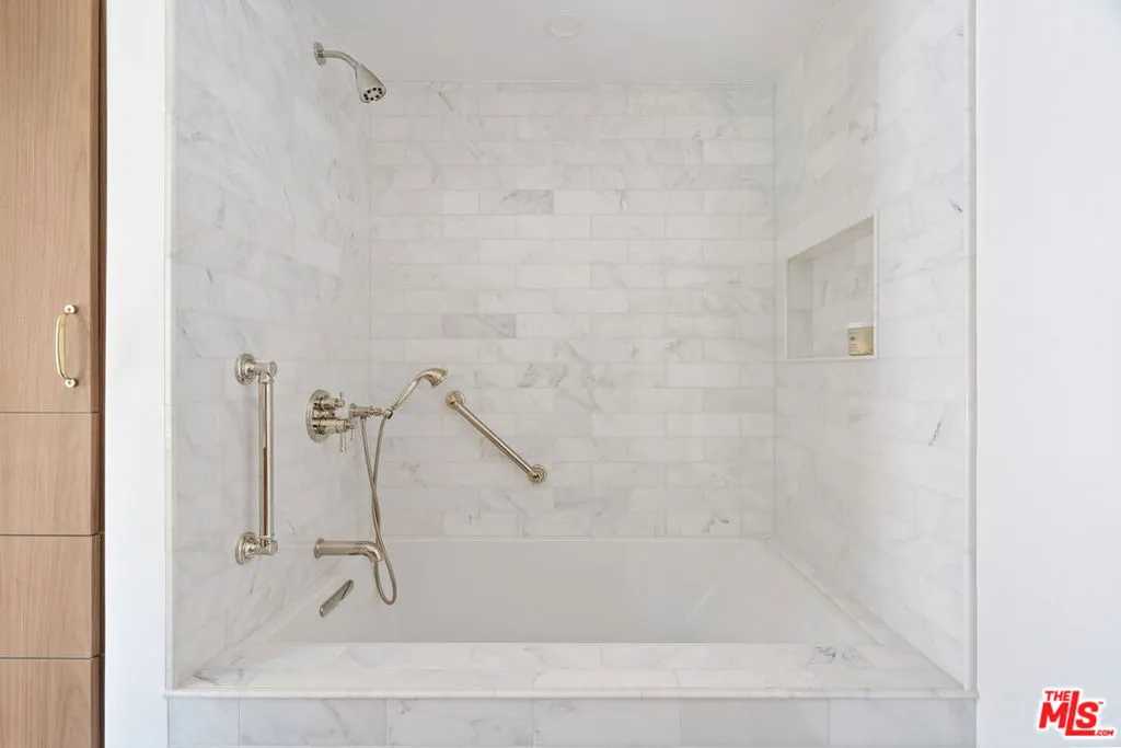 Santa Monica, California 90402, United States, 3 Bedrooms Bedrooms, ,3 BathroomsBathrooms,Residential,Active,228222