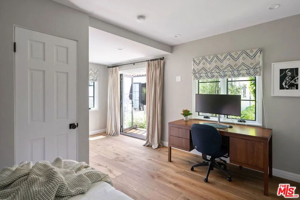 Santa Monica, California 90402, United States, 3 Bedrooms Bedrooms, ,3 BathroomsBathrooms,Residential,Active,228222