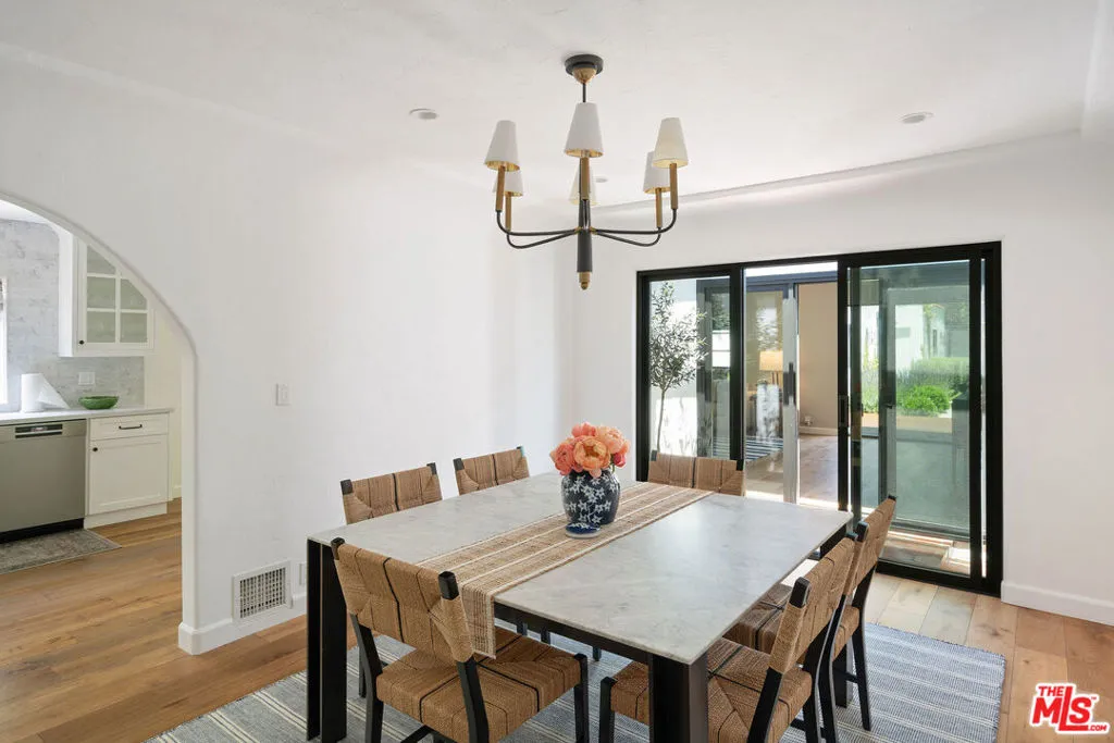 Santa Monica, California 90402, United States, 3 Bedrooms Bedrooms, ,3 BathroomsBathrooms,Residential,Active,228222