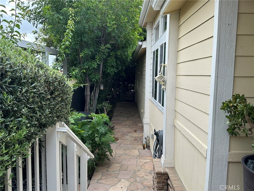 15455 Glenoaks 76