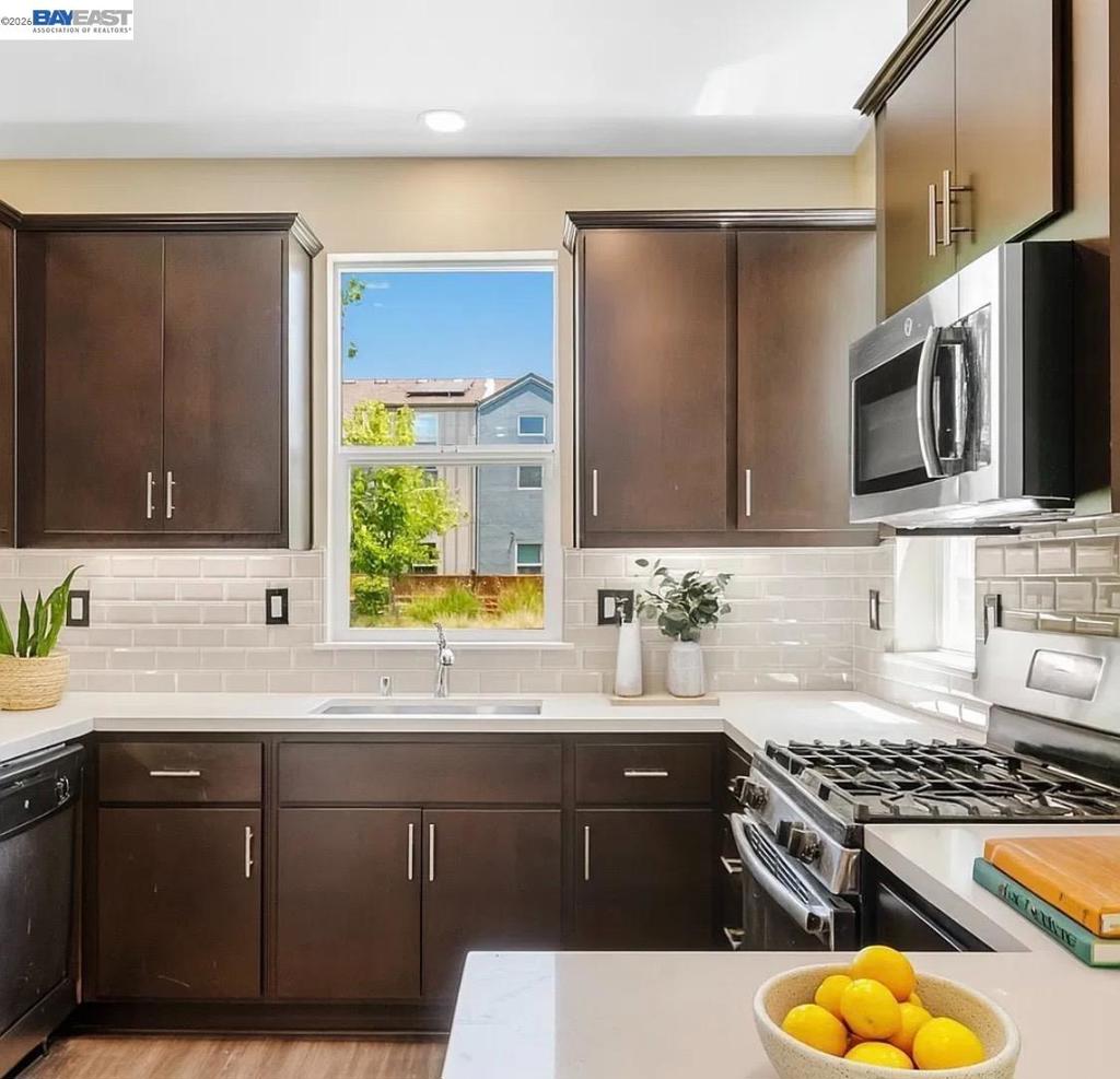 Properties 2 434 Blythewood Pl