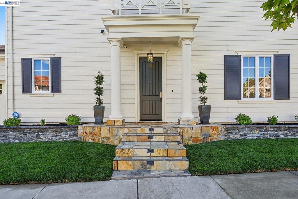 800 GRIFFON CT