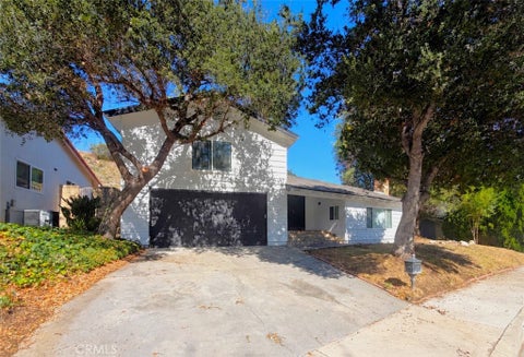 Photo of 23525 Arlen Drive, Newhall, CA 91321 (MLS # CV26219573)