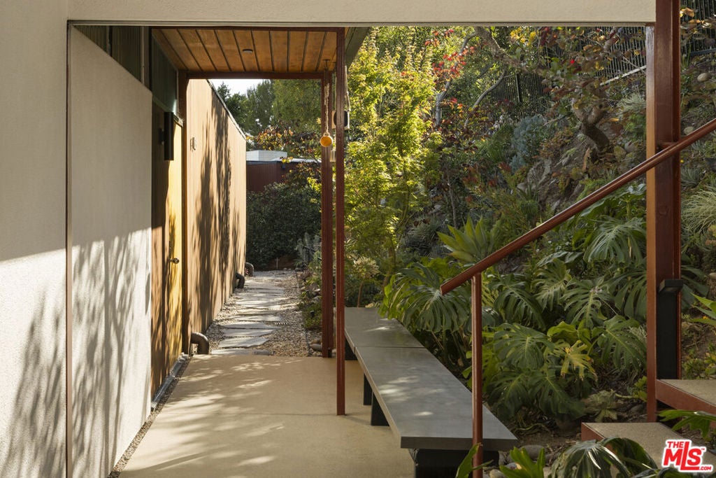1515 N Tigertail Road, Los Angeles CA 90049
