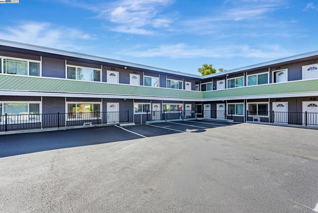 Located in the highly sought-after Saranap neighborhood of Walnut Creek, Sandpiper Apartments offers the perfect blend of suburban charm and urban convenience. Nestled on a quiet, tree-lined street, this prime location places you just minutes from downtown Walnut Creek, known for its vibrant dining scene, upscale shopping at Broadway Plaza, and lively arts and entertainment options. With easy access to BART, Hwy 24, and I-680, commuting to Oakland, San Francisco, or the South Bay is a breeze. Enjoy nearby top-rated schools, lush parks and hiking trails, and the welcoming community vibe that makes Walnut Creek one of the East Bay’s most desirable places to live.