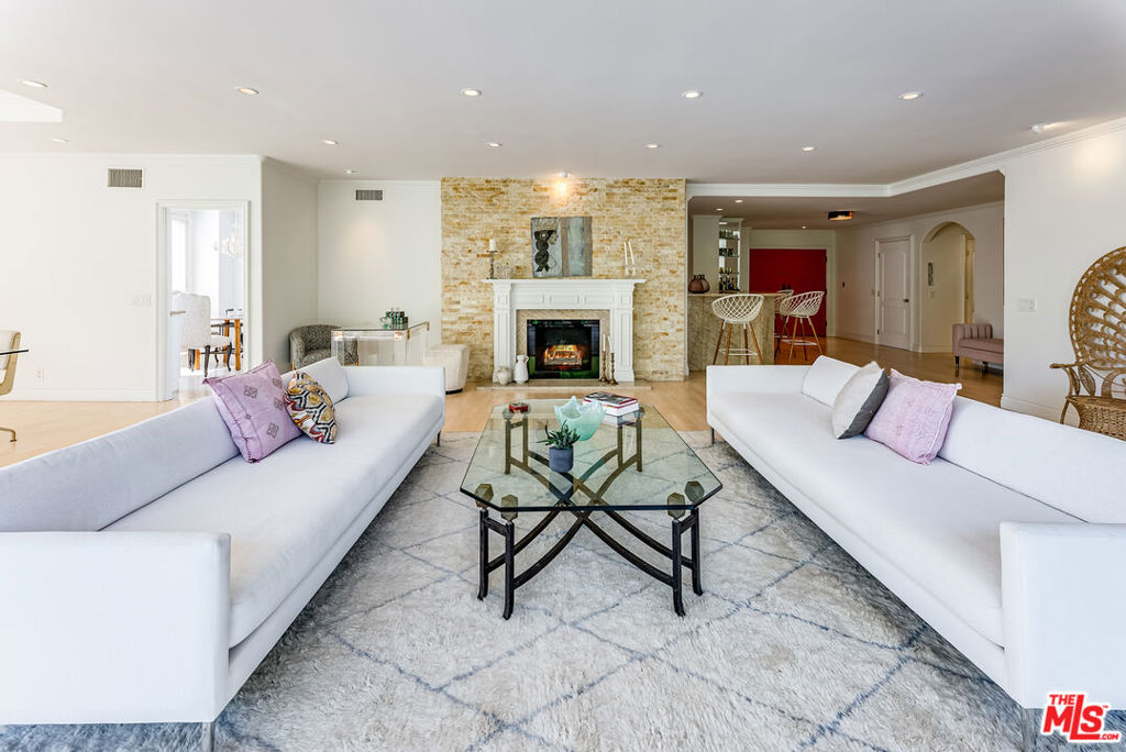 339 N Palm Drive 202