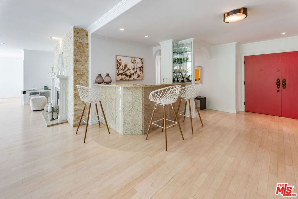 339 N Palm Drive 202