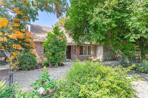 Photo of 5825 Fulton Avenue, Valley Glen, CA 91401 (MLS # SR26100901)