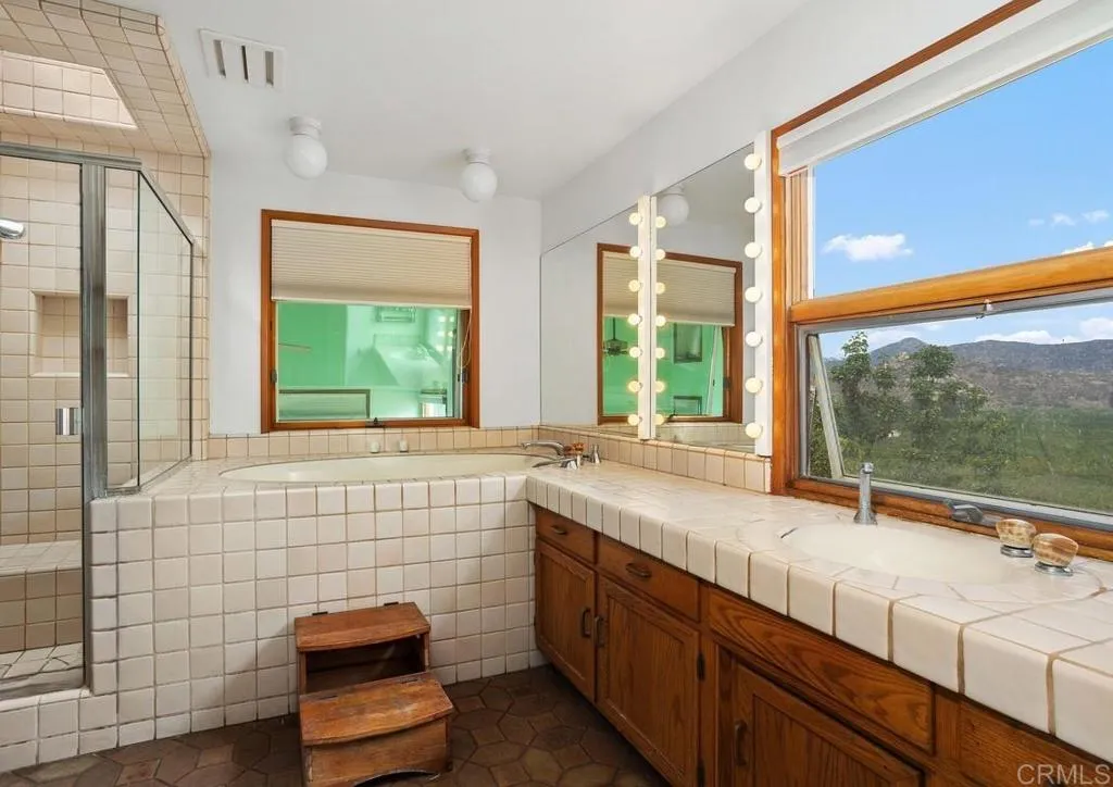 Fallbrook, California 92028, United States, 5 Bedrooms Bedrooms, ,2 BathroomsBathrooms,Residential,Active,224809